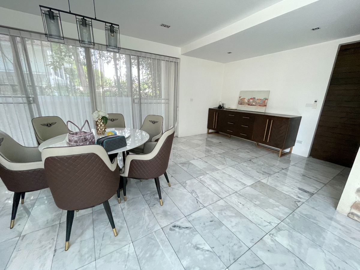 รูป 🏡 ให้เช่า บ้านเดี่ยวสไตล์โมเดิร์น พร้อมอยู่ ย่านรัชดา 18 4 ห้องนอน ตกแต่งครบทั้งหลัง มีห้องแม่บ้าน - รูปที่ 10/11