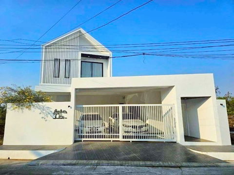 ในโครงการหมู่บ้าน ร่มเกล้า15-23 4นอน คฤหาสน์หรูหรา 2 ชั้น นอร์ดิก 70ตร.วา.ตลาดร่มเกล้า 1.5 กม. 366 ตร.ม. เฟอร์ฯ เครื่องใช้ไฟฟ้าครบ