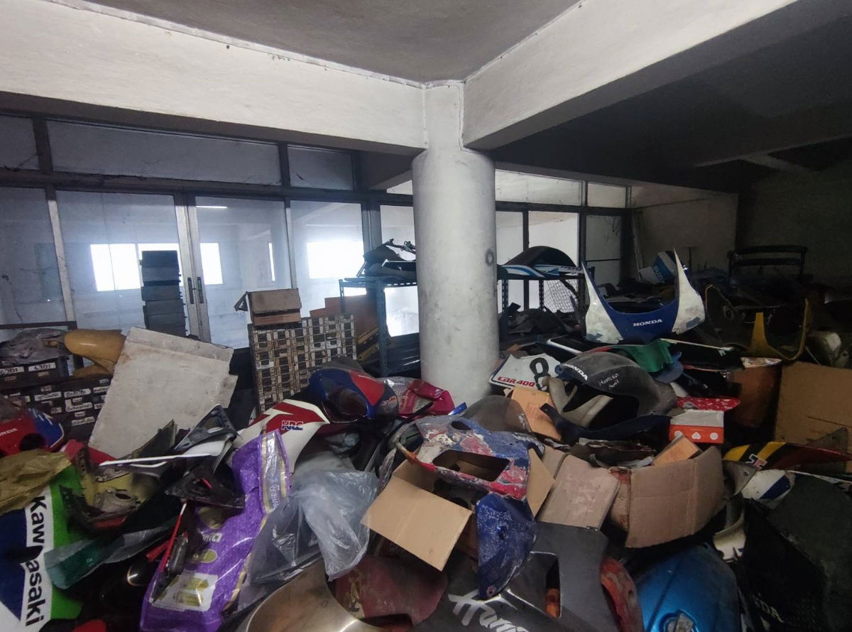 picture commercial building on Theparak Road, near Thipwan BTS station, 90 meters away. - 3/7