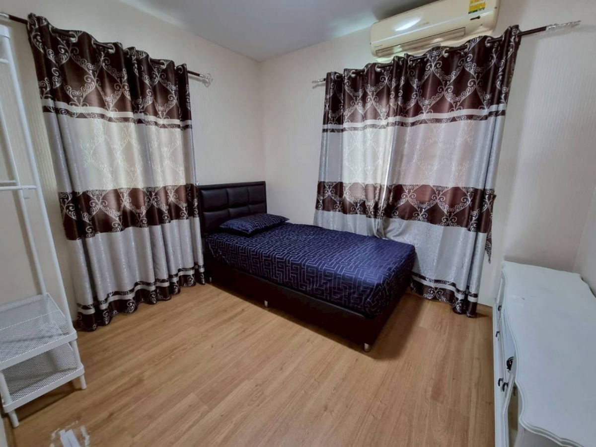 picture Passorn Prestige Pattanakarn 38 | Cozy Modern Home with Private Garden in a Quiet Family-Friendly Community - 1/8