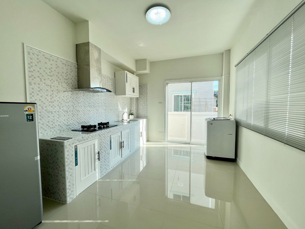 picture Two storey house for rent with 3 bedrooms,3 toilets and 1 kitchen - 12/13