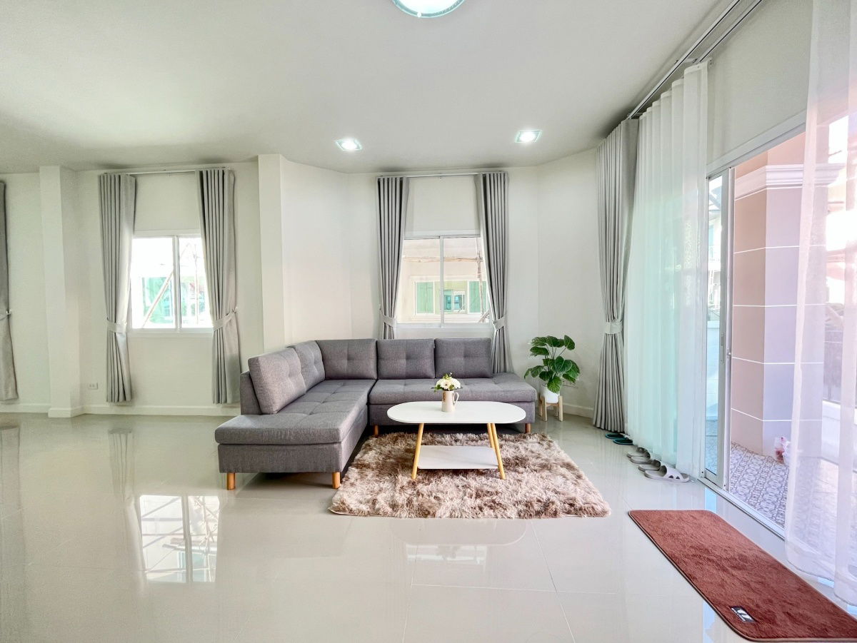 picture Two storey house for rent with 3 bedrooms,3 toilets and 1 kitchen - 3/13