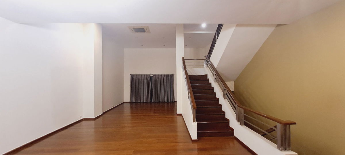 picture 5-story townhome for rent. Unfurnished house. In the heart of Ekkamai. Very large at 450 sq.m. Features a large European-style built-in kitchen. - 3/9