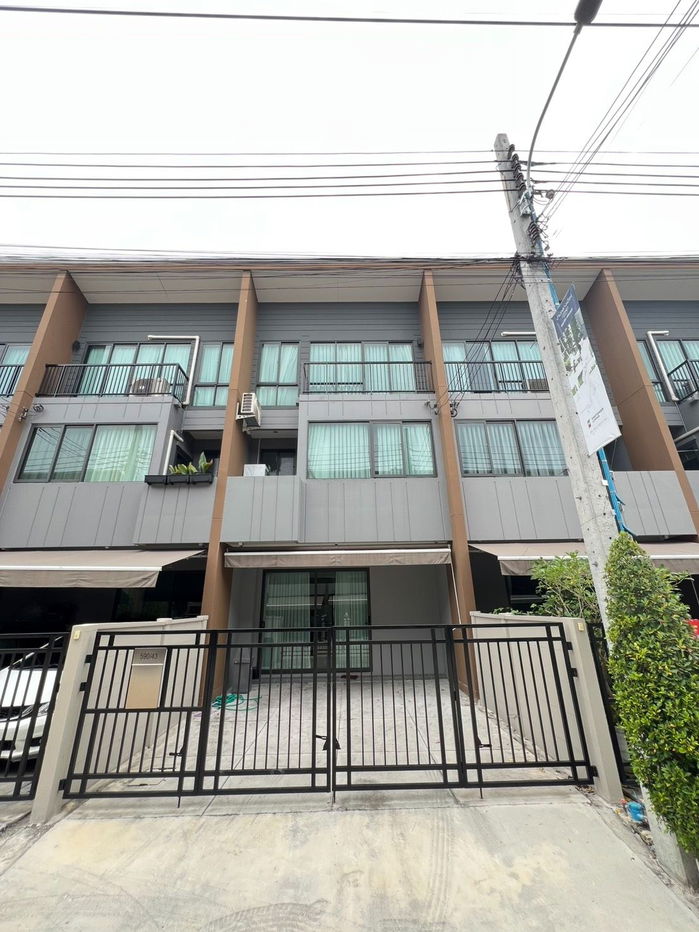 picture For Rent: Baan Klang Muang Sukhumvit–Onnut Townhome / 3 Bedrooms | 3 Bathrooms | 2 Parking spaces
 - 1/10