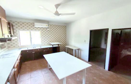 Townhouses for rent : room for rent 66 sqm opposite hello sunshine international school