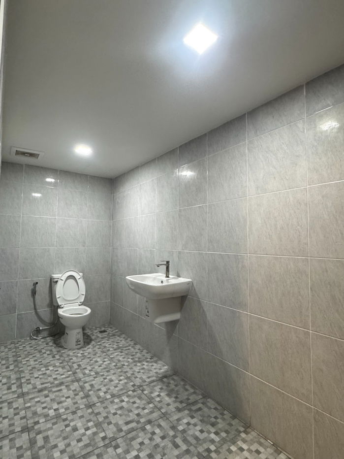 picture Prime Sukhumvit Location! Rent 4.5-Floor Shophouse Near BTS Punnawithi | Ideal for Office/Showroom (Free Ad Space) - 10/24