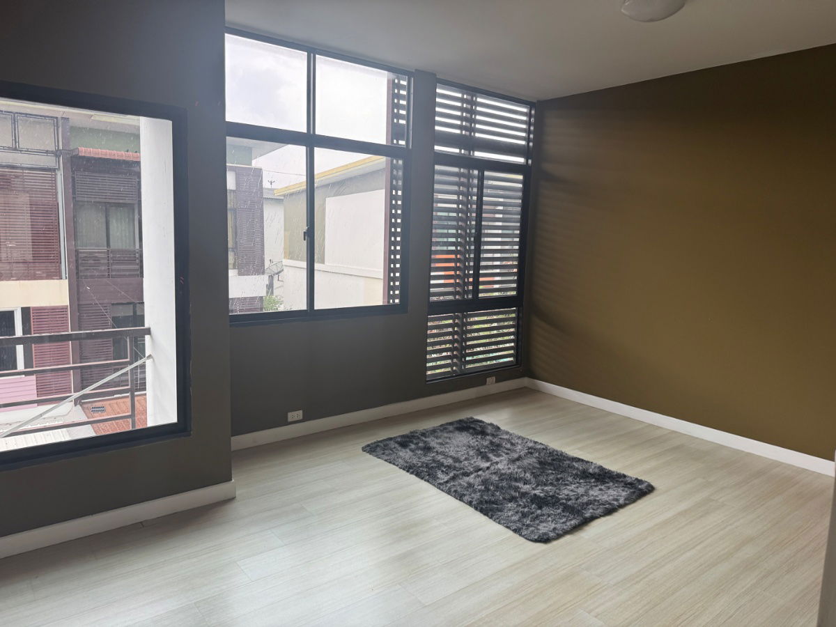picture Commercial building for rent, 3 floors (corner room), Signature Village, Kanlapaphruek, beautiful, cheap, good locate. Interested, add Line @841qqlnr - 5/22