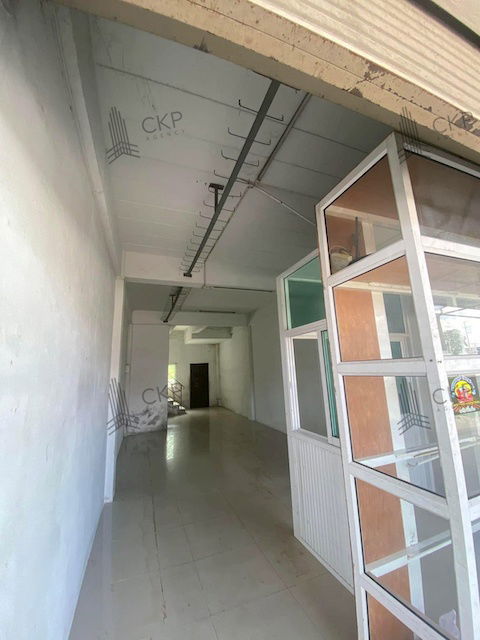 picture 3 floors commercial building in front of Pinthong Industrial Estate 1, Sriracha, next to the motorway, near the market. - 6/14