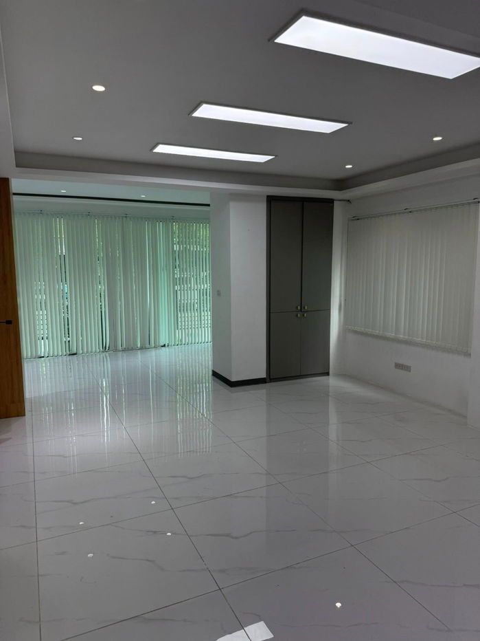 picture For Rent – 4-Storey Home Office at B Square, Rama 9 | 9 air conditioners | Indoor parking for 3 cars | Usable area over 500 sqm | Land 50.9 sq.wah - 6/19