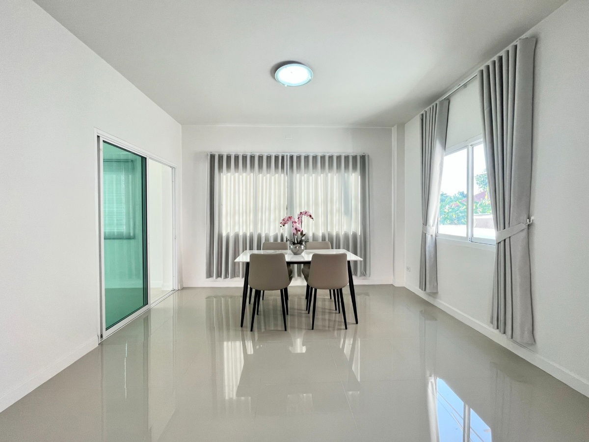 picture Two storey house for rent with 3 bedrooms,3 toilets and 1 kitchen - 4/13