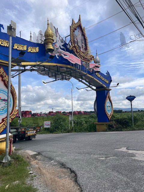 picture 3 floors commercial building in front of Pinthong Industrial Estate 1, Sriracha, next to the motorway, near the market. - 4/14