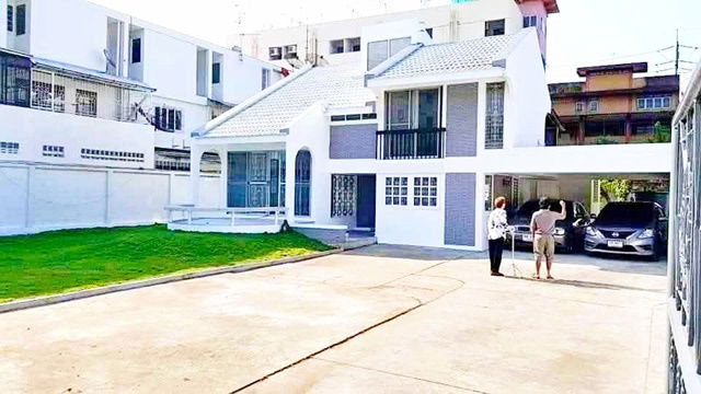 picture Parking for 10 cars Ramintra 15-21 single house 2 mansions for rent near MRT Lat Phrao 299 m. 200sq. - 1/8