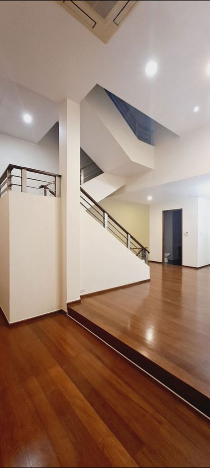 picture 5-story townhome for rent. Unfurnished house. In the heart of Ekkamai. Very large at 450 sq.m. Features a large European-style built-in kitchen. - 8/9