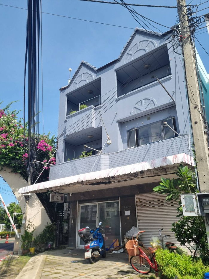 picture For Rent: 3-Storey Commercial Building - 4/6