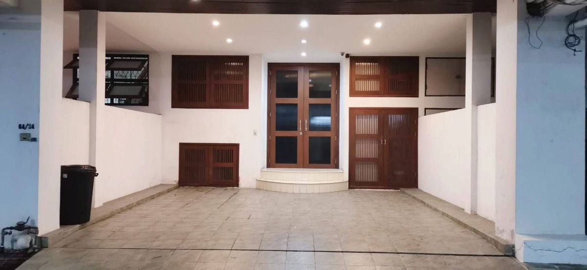 picture 5-story townhome for rent. Unfurnished house. In the heart of Ekkamai. Very large at 450 sq.m. Features a large European-style built-in kitchen. - 2/9