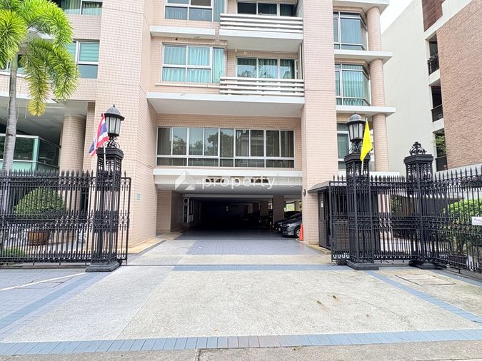 Navin Court