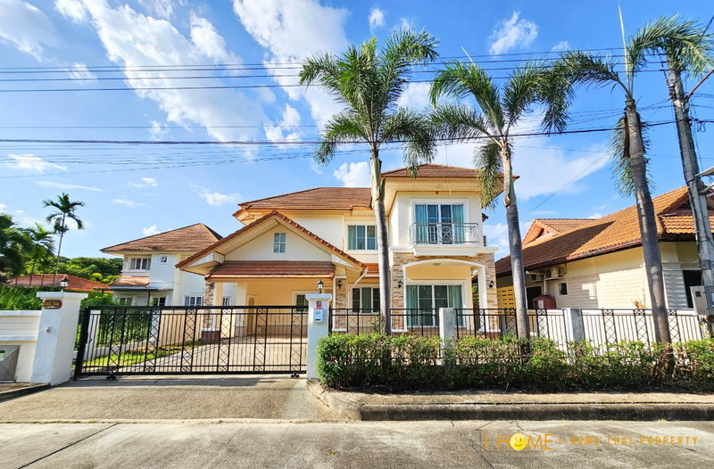 Houses for rent : Two storey house for rent with 3 bedrooms,3 toilets and 1 kitchen. 