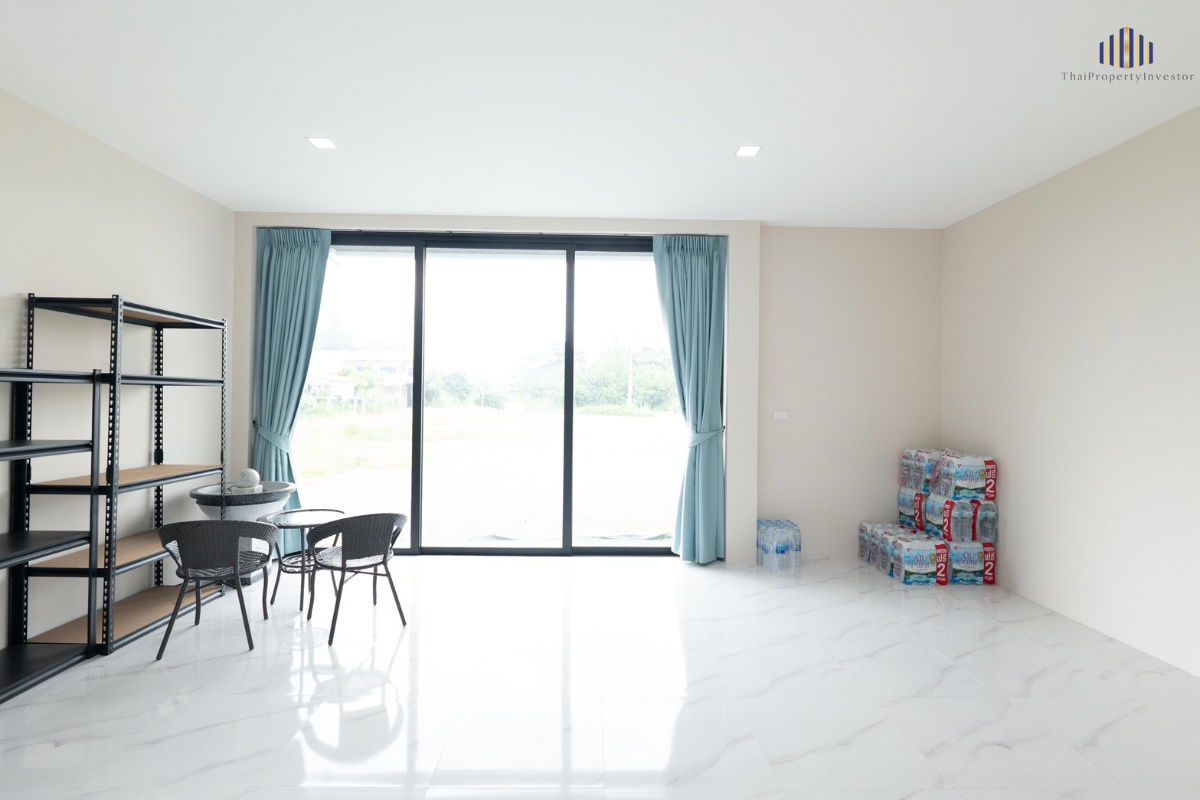 picture sale: A modern-style house with fully filled land, ideal for developing into a distribution center  - 5/13