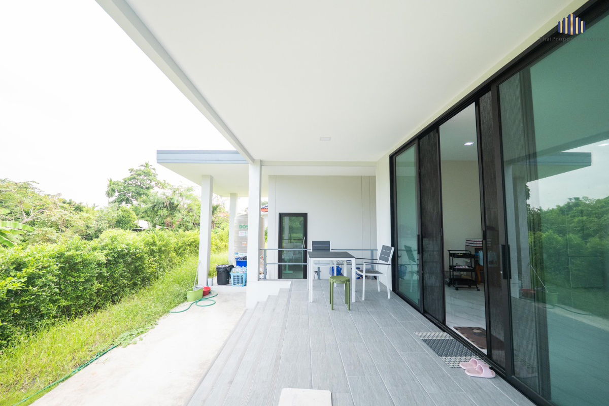 picture sale: A modern-style house with fully filled land, ideal for developing into a distribution center  - 10/13