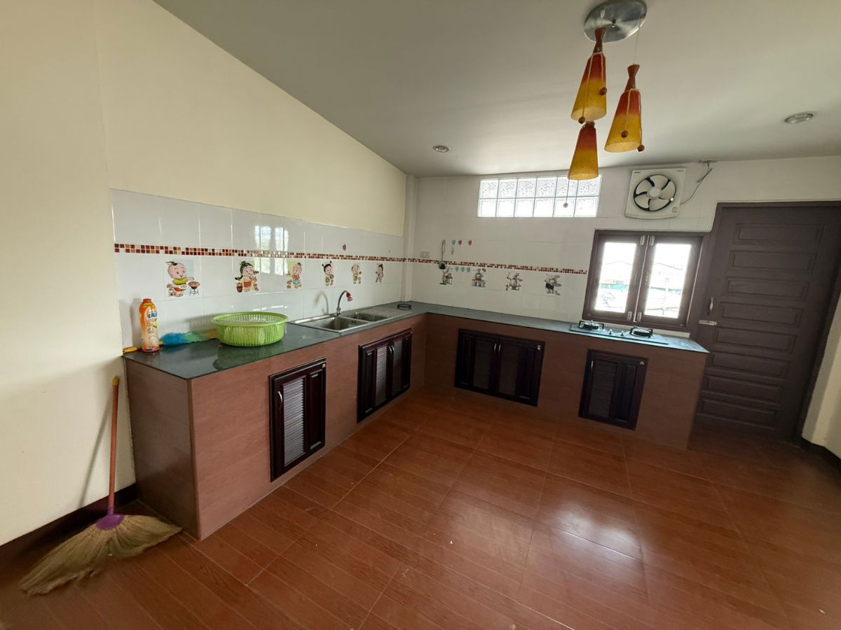 รูป ห้องเปล่าคูหาติดกันเปิดเป็นสำนักงานได้4 ชั้น4ห้องนอน6ห้องน้ำ 51.6 ตรม.224ตรม.พื้นที่ขนาดใหญ่จอดรถ4คันติดถนนทะลุได้เส้นที่ดินไทยด้านหน้าข้างหลังแพรกษา - รูปที่ 8/55