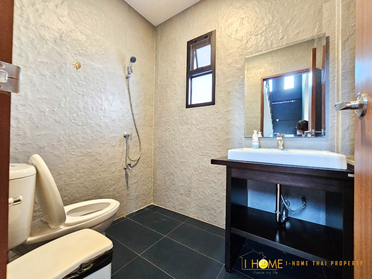 รูป ให้เช่าบ้านเดี่ยวสองชั้น  3 ห้องนอน 4 ห้องน้ำ 1  ห้องครัว  2 ที่จอดรถ - รูปที่ 7/25
