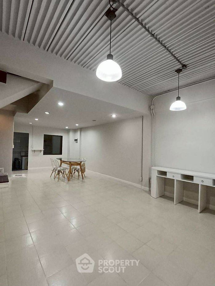 picture 3-BR Townhouse at Baan Klang Muang Rama 9 Soi 43 in Suan Luang (ID 2353619) - 16/17