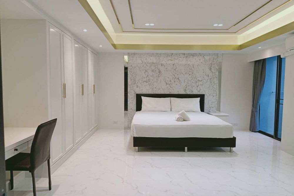 picture For Rent ! Newly renovated, high floor, There is a bathtub! Code C20240301748...The Waterford Thonglor 11, 3 bed, 2 bath, furnished, ready to move in  - 9/10