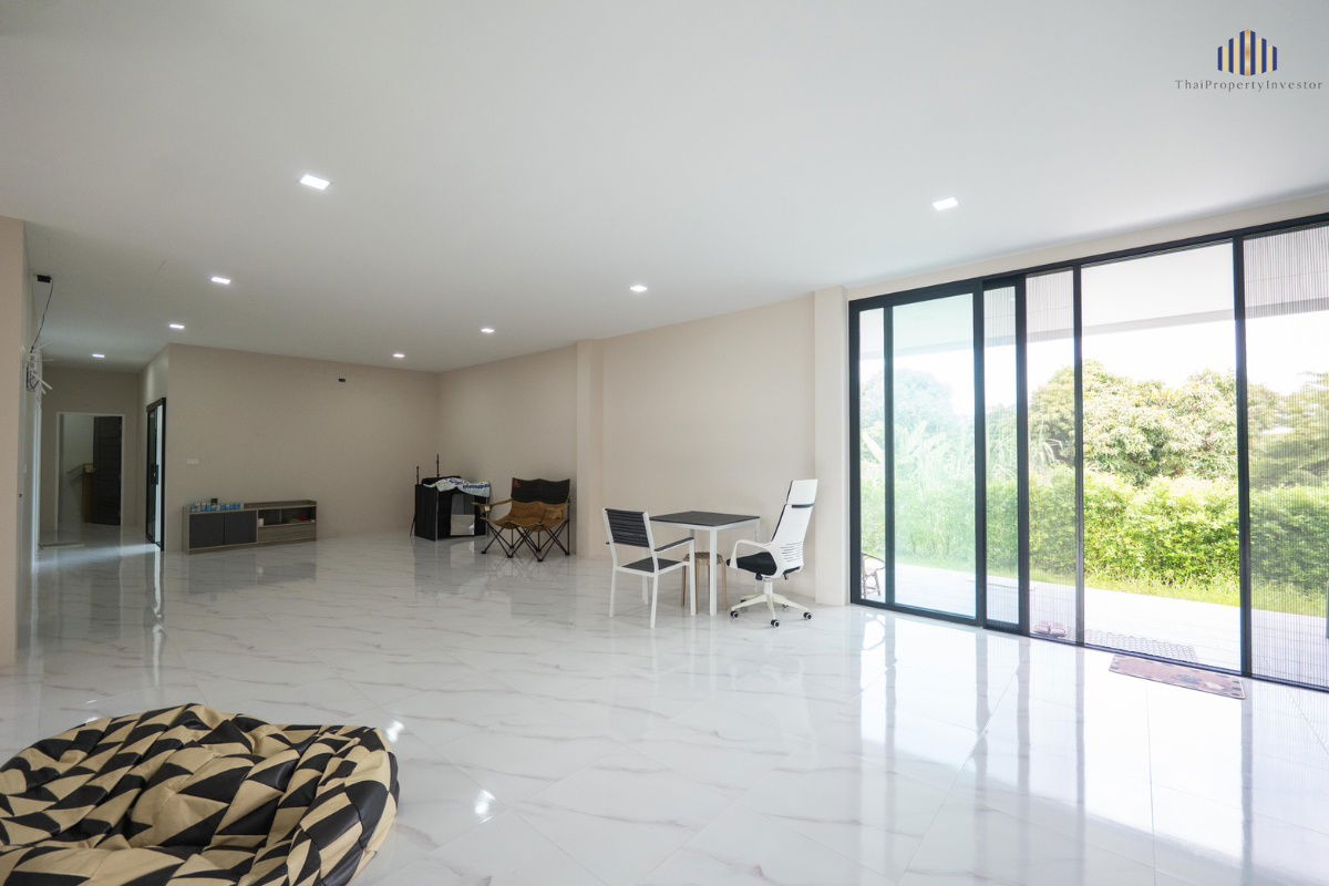 picture sale: A modern-style house with fully filled land, ideal for developing into a distribution center  - 6/13