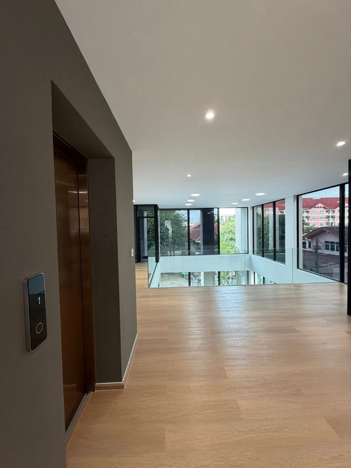 picture 🏢 Luxury 4-Storey Home Office with Private Lift for Rent! - 7/10