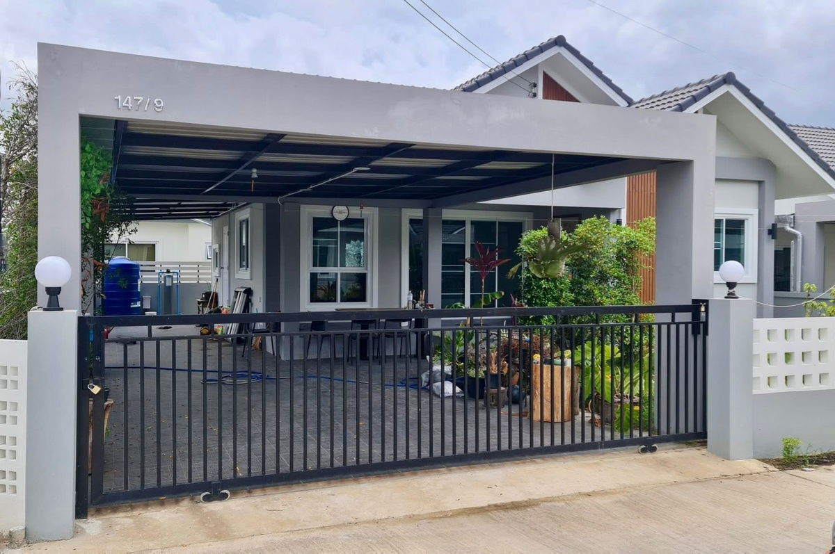 picture House for SALE ! Corner Unit Close to downtown - near to Supermarkets, Fresh Market, Ruamchok Mall, School and etc 📍 Don Kaew, Saraphi, Chiangmai  - 1/11