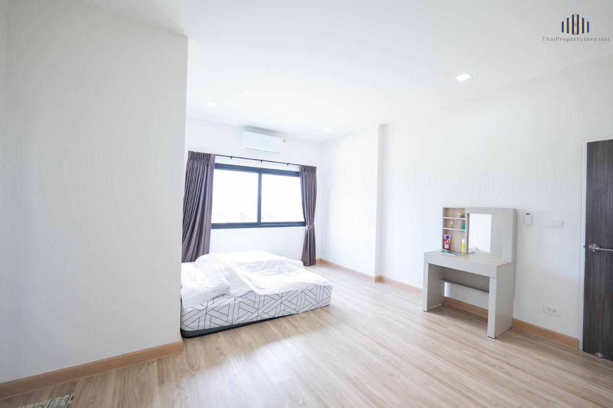 picture sale: A modern-style house with fully filled land, ideal for developing into a distribution center  - 11/13