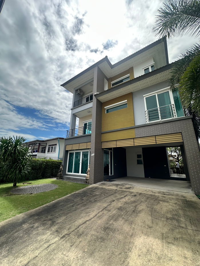 picture 🏕 For Rent: 3-Storey Detached House Convenient location with easy access to Ladprao – Huai Khwang – Sutthisan - 1/9