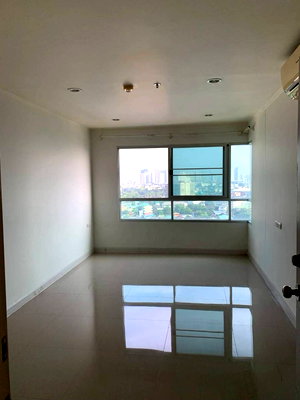 Condos for sale : Nice empty room for sale on Suksawat Road and near Big C Daokanong