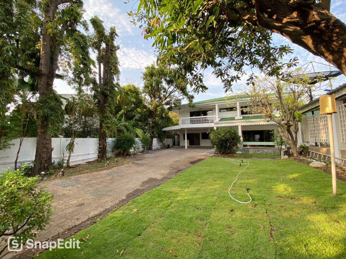 รูป  ให้เช่าบ้านเดี่ยวหรู หมู่บ้านปัญญา พัฒนาการ 30 สวนหลวง  เนื้อที่ 940 ตร.ม.  พื้นที่ใช้สอย 330 ตร.ม.  • บ้าน 2 หลัง 5 ห้องนอน 6 ห้องน้ำ - รูปที่ 1/29