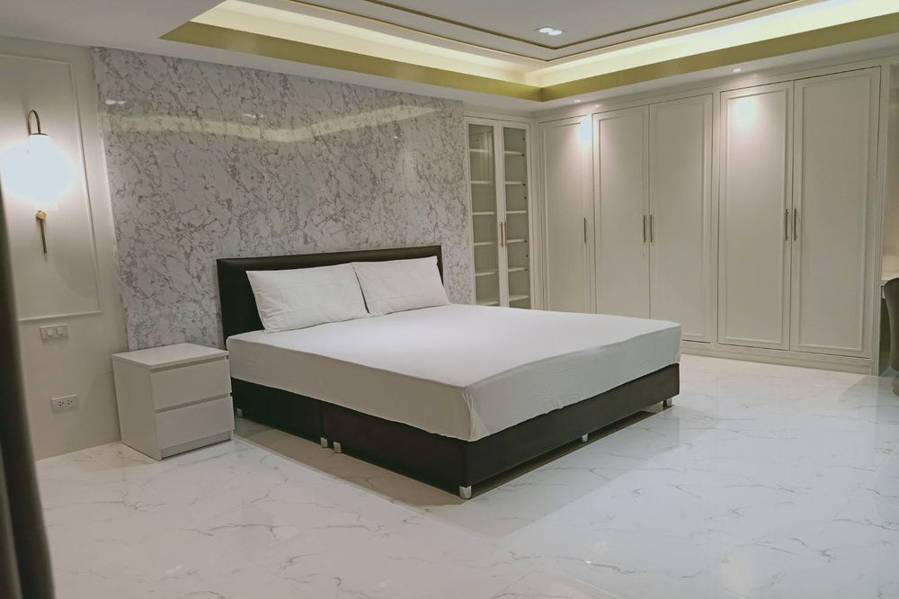 picture For Rent ! Newly renovated, high floor, There is a bathtub! Code C20240301748...The Waterford Thonglor 11, 3 bed, 2 bath, furnished, ready to move in  - 8/10