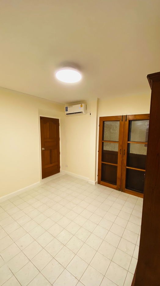 รูป  ให้เช่าบ้านเดี่ยวหรู หมู่บ้านปัญญา พัฒนาการ 30 สวนหลวง  เนื้อที่ 940 ตร.ม.  พื้นที่ใช้สอย 330 ตร.ม.  • บ้าน 2 หลัง 5 ห้องนอน 6 ห้องน้ำ - รูปที่ 12/29