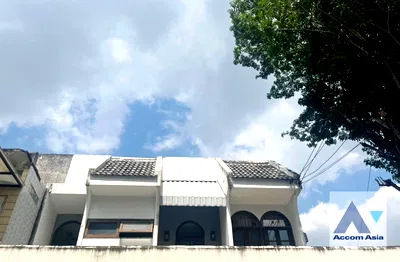 Houses for rent Sukumvit 24 : 🔼🔽 AccomA 📩 Pet friendly 3 BR House in Khlong Toei Nuea (AA42302)