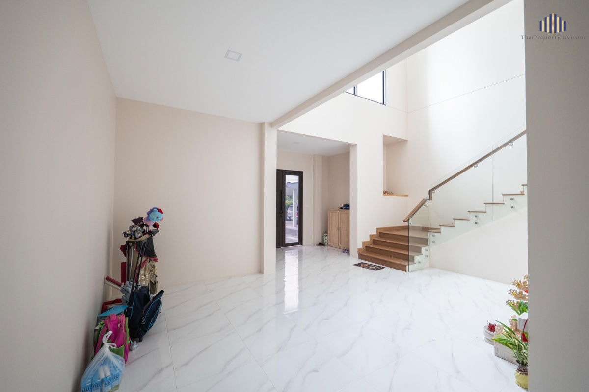 picture sale: A modern-style house with fully filled land, ideal for developing into a distribution center  - 8/13