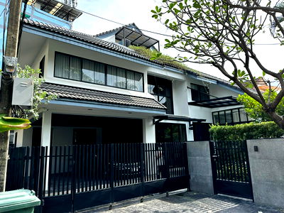 Houses for sale BTS On Nut : FOR SALE –  Luxury house in Thonglor private with private swimming pool 