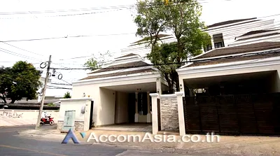 Houses for rent Esplanade Ratchadapisek  : 🔼🔽 AccomA 📩  3 BR House in Khwaeng Sam Sen Nai (97290)