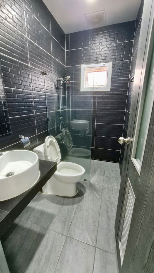 picture House for SALE ! Corner Unit Close to downtown - near to Supermarkets, Fresh Market, Ruamchok Mall, School and etc 📍 Don Kaew, Saraphi, Chiangmai  - 7/11