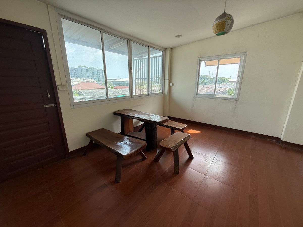 รูป ห้องเปล่าคูหาติดกันเปิดเป็นสำนักงานได้4 ชั้น4ห้องนอน6ห้องน้ำ 51.6 ตรม.224ตรม.พื้นที่ขนาดใหญ่จอดรถ4คันติดถนนทะลุได้เส้นที่ดินไทยด้านหน้าข้างหลังแพรกษา - รูปที่ 9/55