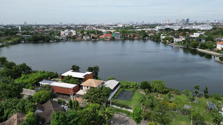 ขายที่ดินเปล่าถมแล้วขนาด 116 ตร.ว. ติดทะเลสาบ หมู่บ้านสัมมากร รามคำแหง 110 เขตสะพานสูง กรุงเทพฯ ทำเลทอง บรรยากาศร่มรื่น