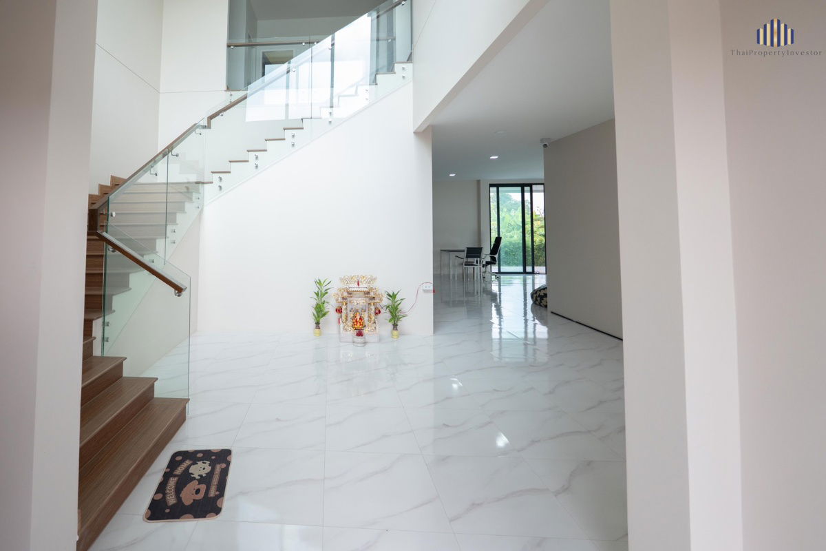 picture sale: A modern-style house with fully filled land, ideal for developing into a distribution center  - 2/13