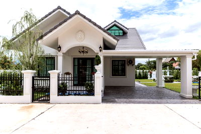 Houses for sale : Single-storey detached house for sale  3 bedrooms 2 bathrooms and 2 parkings.