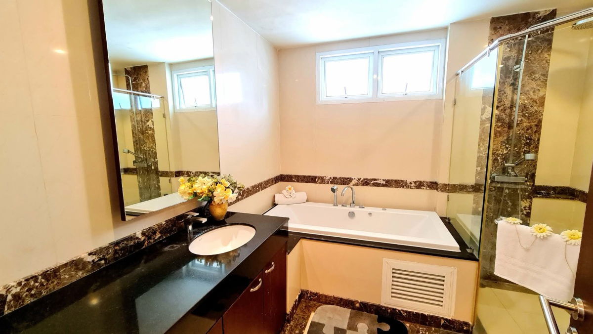 รูป ✨ ให้เช่า Luxury Apartment Sukhumvit 39 – ใกล้ BTS พร้อมพงษ์ เพียง 110,000 บาท/เดือน รหัส RS2451 🏷️💎 - รูปที่ 11/13