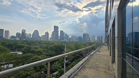 พื้นที่ร้านค้าให้เช่าถนนวิทยุ ระเบียงกว้าง วิวสวนลุม เหมาะทำธุรกิจ 