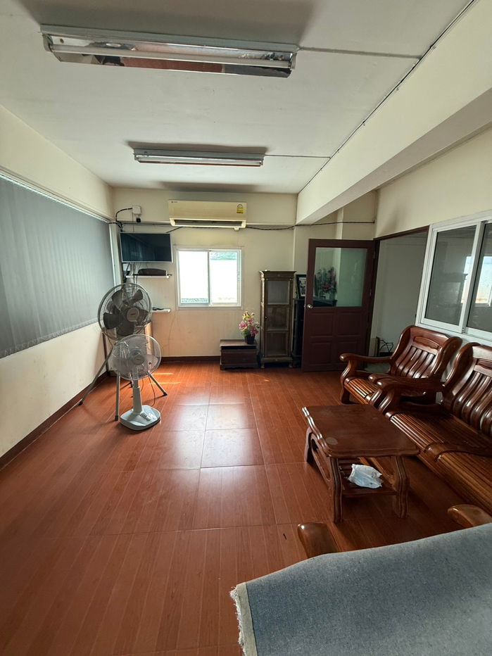 รูป ห้องเปล่าคูหาติดกันเปิดเป็นสำนักงานได้4 ชั้น4ห้องนอน6ห้องน้ำ 51.6 ตรม.224ตรม.พื้นที่ขนาดใหญ่จอดรถ4คันติดถนนทะลุได้เส้นที่ดินไทยด้านหน้าข้างหลังแพรกษา - รูปที่ 7/55