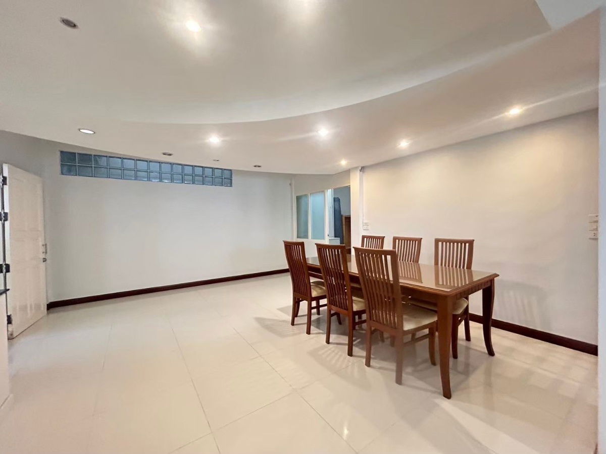 picture 🏡 2-story, 3-bedroom, fully furnished detached house for rent in Rama 9 Soi 43. Parking for 3 cars, near the main road. - 4/25