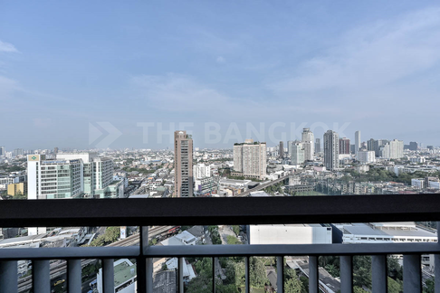 RHYTHM Sukhumvit 42 Easy Travel, Fully Utilized Space near BTS Ekkamai
